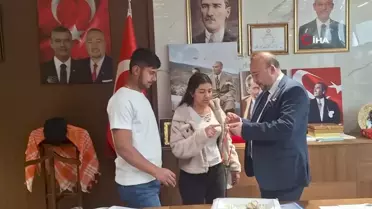 Başkan Yalım, genç çiftin nişan yüzüklerini taktı