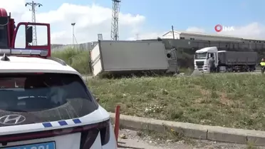 Sancaktepe'de kamyona çarpmamak için manevra yapan kamyonet devrildi: 3 yaralı