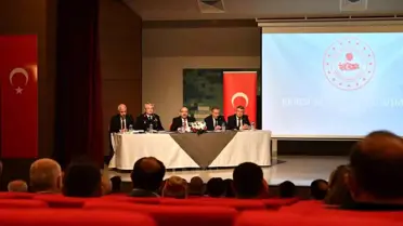 Balıkesir Valisi İsmail Ustaoğlu, mahalle muhtarlarıyla bir araya geldi