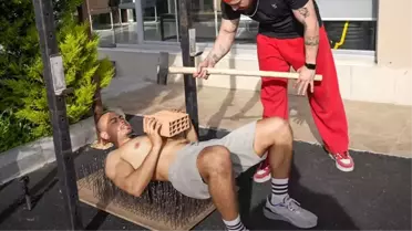 İddia uğruna 700 çivinin üzerine yatan sporcu soluğu hastanede aldı