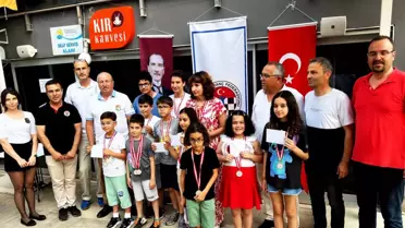 Muratpaşa Belediyesi, Erdal İnönü Kent Parkı'nda Ödüllü Satranç Turnuvası Düzenledi