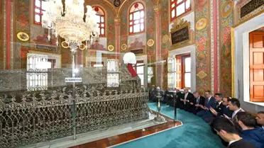 Fatih Sultan Mehmet Han'ın vefatının 543. yılında kabri başında dualarla anıldı