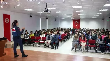 Kastamonu'da Jandarma Ekipleri Üniversite Öğrencilerine ve Akademisyenlere Uyuşturucu Mücadelesi Eğitimi Verdi