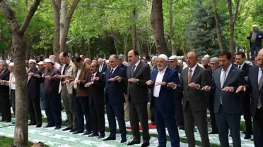 Namazgah'ta eller yağmur için semaya kalktı