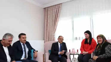 Çevre Bakanı Özhaseki, depremzede ailesinin yeni evine konuk oldu