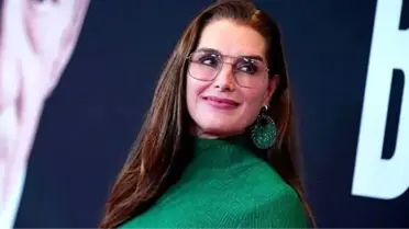 Brooke Shields, kızlarıyla hala yatakta uyuyor