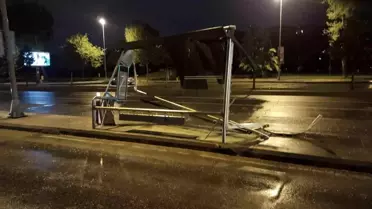 Maltepe'de alkollü sürücü otobüs durağına girdi