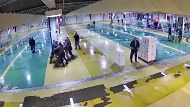 Beylikdüzü'nde Balık Hali'nde silahlı kavga kamerada: 3 yaralı