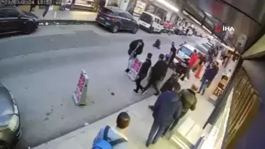 İstanbul'da tek tekerlekli motosiklet kazası: Scooterlı genç ve yaya kıl payı kurtuldu