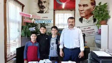 Kastamonu'da 3 çocuk, parkta buldukları cep telefonunu muhtara teslim etti