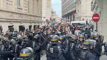 Paris'te Polis, Filistin Destekçisi Öğrencilere Biber Gazı Kullandı