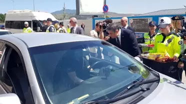 Karabük'te Trafik Haftası etkinlikleri kapsamında sürücülere lokum ve broşür dağıtıldı