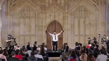 Hasan Can Kaya, Harry Potter'ın çekildiği tarihi Divinity School'da gösteri yaptı