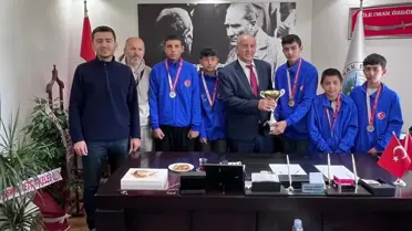Tokat Yolkonak 75. Yıl Ortaokulu Bocce Takımı Belediye Başkanı Süleyman Özgür'ü Ziyaret Etti