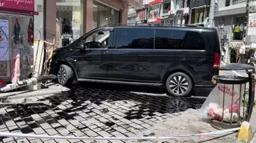 Fatih'te kaldırımda bekleyen yayaların kurtulduğu anlar kamerada