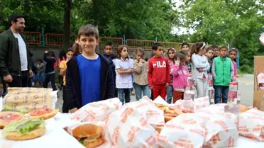 Hayırseverin desteğiyle Hazar köyündeki öğrencilerin hamburger hayali gerçek oldu