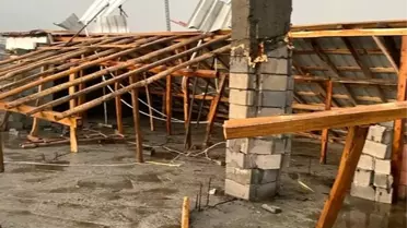 Diyarbakır'da Fırtına Sonucu Evlerinin Çatısı Uçan Aile Yardım Bekliyor