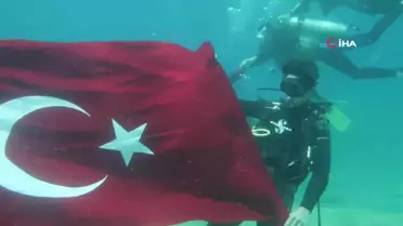 Denizin dibinde Türk bayrağı açıp, 19 Mayıs'ı kutladılar