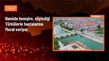 Hemşire, hastalara moral aşılayarak türkü söylüyor