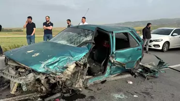Afyonkarahisar'da kafa kafaya çarpışan iki otomobilin sürücüleri yaralandı