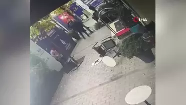 Karaköy'de börekçide bıçaklı avukat dehşeti kamerada: Masayı bastı, üstüne mermer masa devrildi
