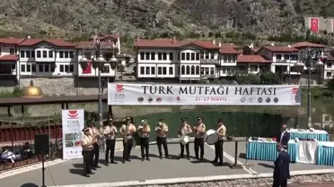 Amasya'da Vali ve Belediye Başkanı Önlükleri Takıp 'Şehzade Kebabı' Yaptı