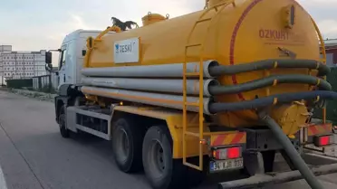 Tekirdağ Büyükşehir Belediyesi'ne ait vidanjör, yağmur suyu hattına atık dökerken yakalandı