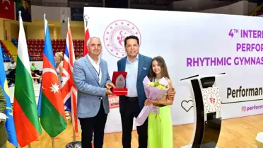 Esenyurt Belediye Başkanı Prof. Dr. Ahmet Özer, 4. Uluslararası Performans Ritmik Jimnastik Turnuvası'na katıldı