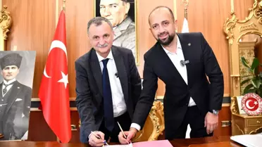 Yunusemre Belediye Başkanı işçilere ikramiye sözünü tutuyor