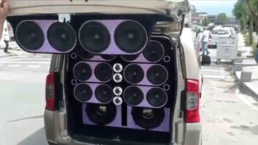 Düzce'de Modifiyeli Araç Denetiminde 7 Bin 129 TL Cezası Verilen Sürücüye Trafikten Men Edildi