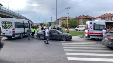 Kütahya'da otomobil ile minibüsün çarpışması sonucu 2 kişi yaralandı
