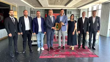 Türk Kızılay Manisa İl Başkanı ve Yönetim Kurulu Üyeleri Manisa Büyükşehir Belediye Başkanı Ferdi Zeyrek'i Ziyaret Etti
