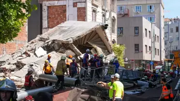 Küçükçekmece'deki Çöken Binada 5 Yaralı