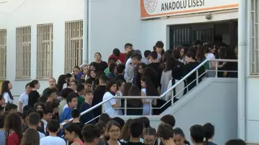 LGS Birinci Oturumu Başladı, Veliler Çocuklarını Bekliyor