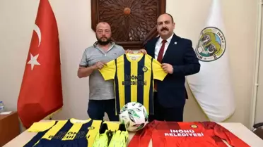 İnönü Belediyesi Gençlere Spor Malzemesi Desteği Verdi