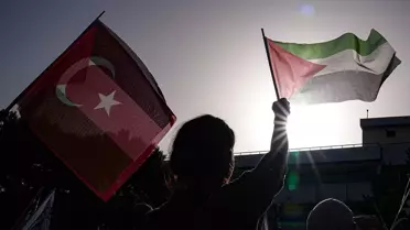 İzmir'de Üniversite Öğrencileri İsrail'in Gazze'ye Saldırısını Protesto Etti