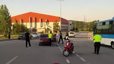 Kütahya Üniversite Kampüsünde Köpeklerin Neden Olduğu Kazada 2 Öğrenci Yaralandı