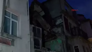 Fatih'te Tarihi Metruk Bina Kısmen Çöktü