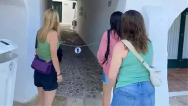 Avrupa'nın turizm noktasında yerel halk, turistlerin gelişini engellemek için tatil köylerinin girişini kapattı