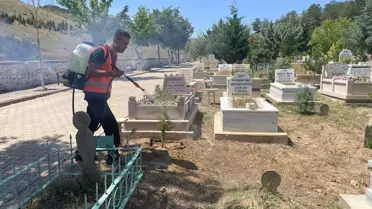 Yahşihan Belediyesi Kurban Bayramı öncesi mezarlıklarda temizlik çalışması yaptı