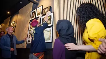Hollanda'da Türk sanatçı Ozan Ömer Kadan'ın fotoğrafı Ünlüler Duvarı'na asıldı