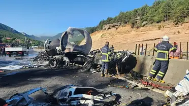 Adana'da akaryakıt tankerinin karpuz yüklü tıra çarpması sonucu çıkan yangın söndürüldü