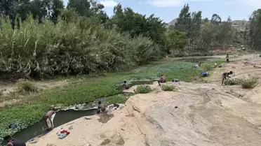 Etiyopya'da iç savaşın etkisiyle su kuyuları olmayan bölgelerde su ihtiyacı nehirlerden karşılanıyor