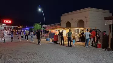 Hasankeyf ilçesine gelenler sıcak hava nedeniyle akşam tarihi yerleri geziyor