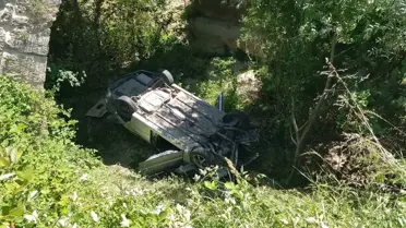Safranbolu'da Tarihi Taş Köprüden Dere Yatağına Uçan Otomobilde 3 Kişi Yaralandı