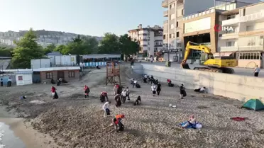 Vatandaşın kirlettiği sahilleri Belediye Başkanı temizledi