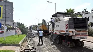 Antalya'da Lara Caddesi'nde Asfalt Yenileme Çalışmaları Başladı