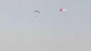 Yamaç paraşütü yapan şahsın rüzgardan savrulduğu anlar kamerada