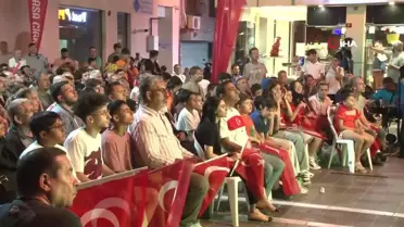 Beyoğlu'nda milli maç heyecanı dev ekrandan izlendi