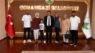 Osmangazi Belediye Başkanı Erkan Aydın, sağlığına kavuşan Muhammet Emin'i ziyaret etti
